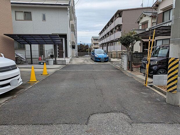 【前面道路含む外観】お家のご質問はお気軽にご相談下さい。