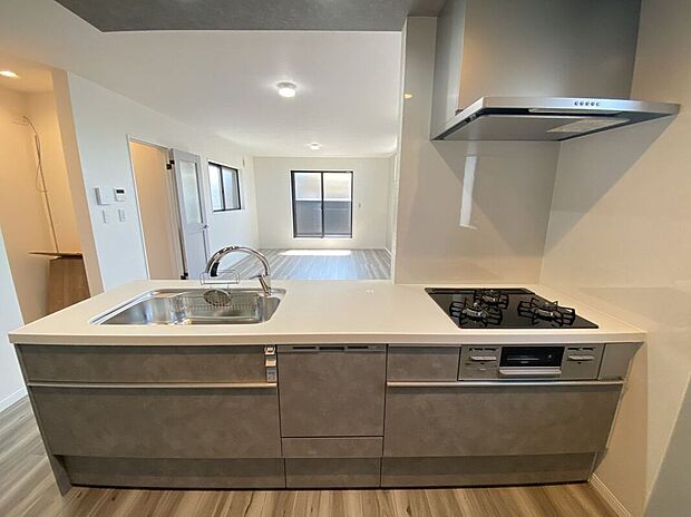 ゆったりとした広さのあるキッチン。ご夫婦で一緒に並んで洗い物できる大きさです。水栓はデザイン性も高く使い勝手の良いと人気のグースネック型を採用。