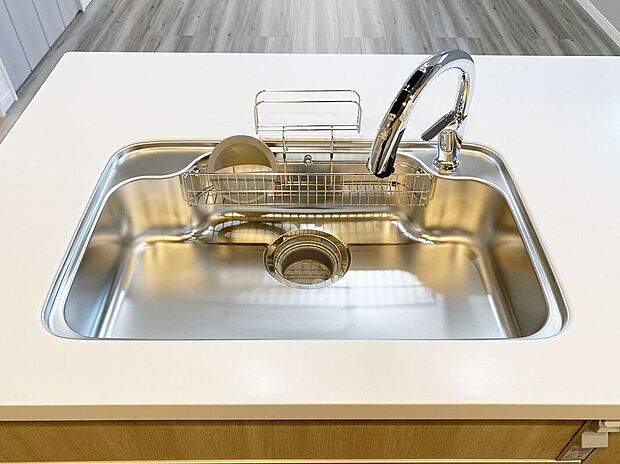 【その他設備】広々としたシンクで、洗い物もスムーズに行えます。使いやすいデザインで、キッチン作業が快適になります!