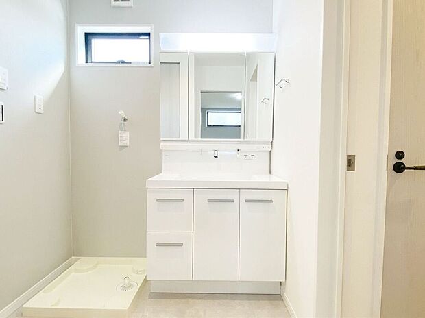 【洗面】シャンプードレッサーには座って身支度できるスペースもあり、お風呂上がりのドライヤーや朝のお化粧も楽々。