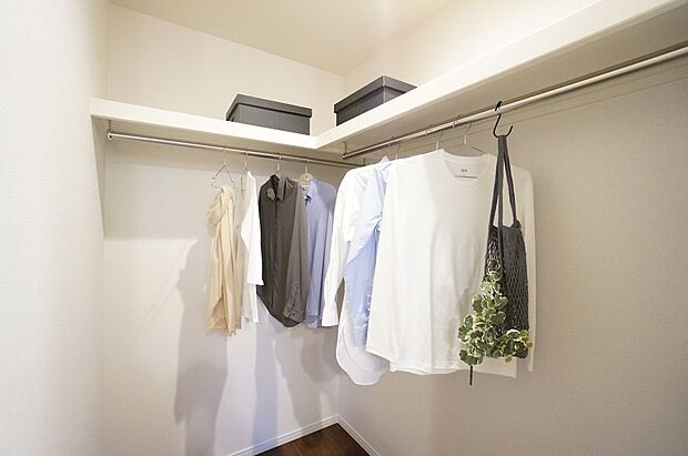 【その他】【施工例/ファミリークローゼット】家族全員の衣類や荷物を一箇所にまとめて収納できるファミリークローゼット。洗濯から収納までの家事動線が短くなり、家事の負担が軽減されます。