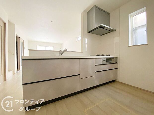 人工大理石カウンタートップ・ガラストップコンロを採用しており、お掃除ラクラク。浄水器付きハンドシャワー水栓など、奥様に嬉しい機能がたくさん!