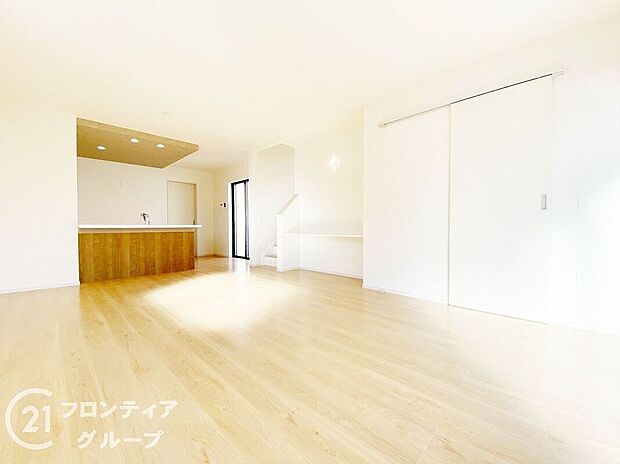 リビングは、柔らかな色調でまとめられており、心安らぐ雰囲気を演出します。リラックスできる空間です。