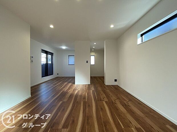 リビングは、落ち着いた色合いのフローリングが特徴です。家族の時間を大切にする理想的な空間です。