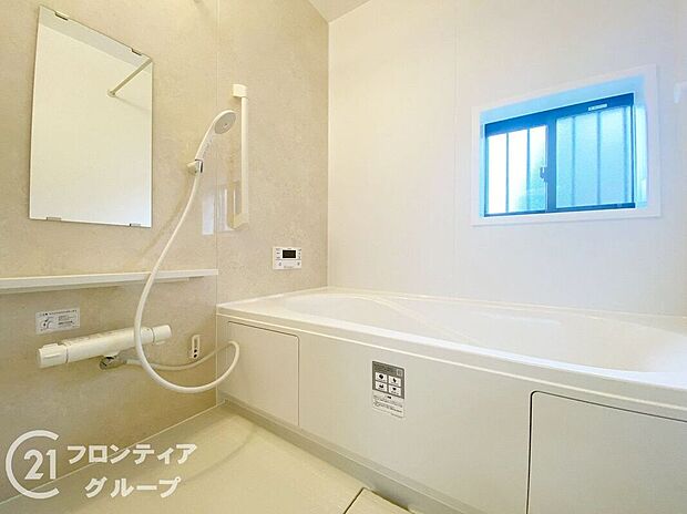 保温効果のある浴槽を採用しており、温かいお湯が長続き！1坪以上の広々とした空間なので、親子入浴や半身浴などに向いた浴室です！