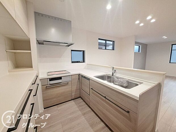 対面式キッチンは、家族のコミュニケーションを育み、子育て家族にも好適なプラン！リビングで寛ぐご家族をいつも感じられます。会話を楽しみながら家事ができ、小さいお子様がいても安心です！