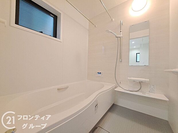 清潔感あふれるバスルームで、毎日の疲れを癒せます。明るく開放的な空間で、リフレッシュできるひとときをお楽しみください。