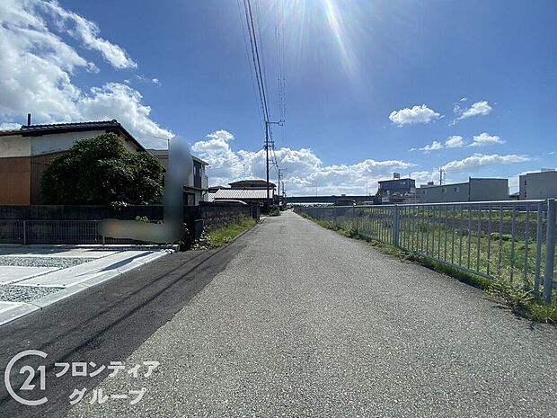 【前面道路含む外観】お家のご質問はお気軽にご相談下さい。