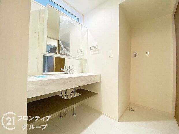 【洗面】小窓付きの洗面室は、毎朝心地よい光を運んでくれるので、すがすがしい気持ちで1日をスタートできます!