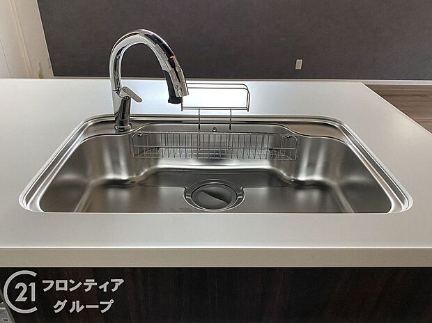【その他設備】広々としたシンクで、洗い物もスムーズに行えます。使いやすいデザインで、キッチン作業が快適になります!