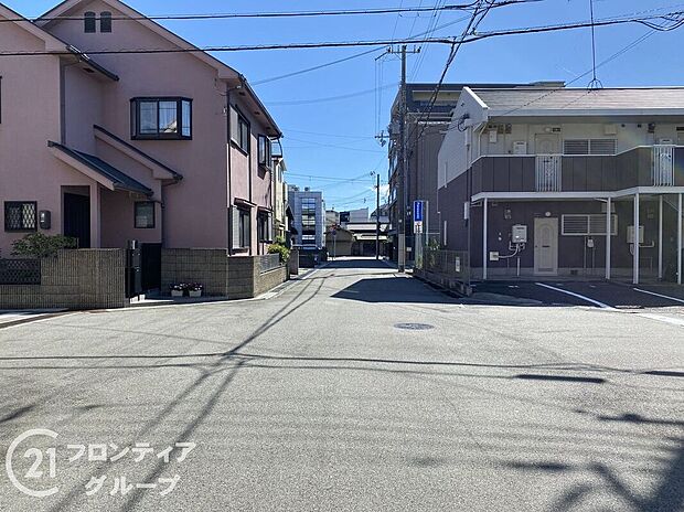 【前面道路含む外観】お家のご質問はお気軽にご相談下さい。