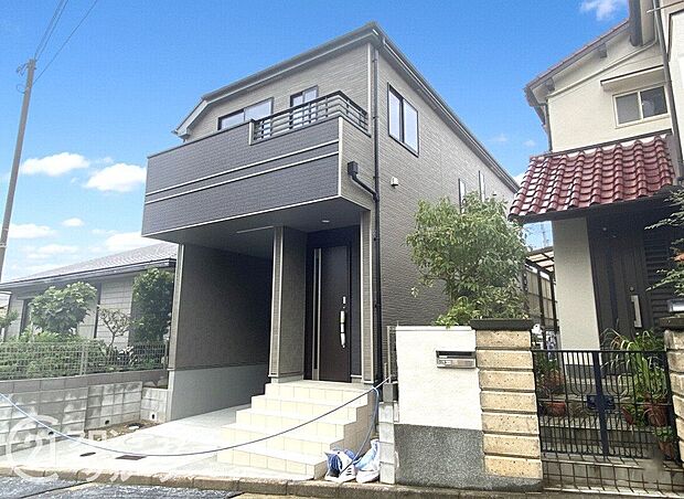 【外観】外壁には雨の汚れを浮かして洗い流す、クリーニング機能付きサイディング材を採用しております。自然の力でいつまでも綺麗な外観が保てます！