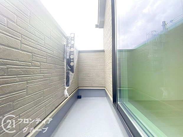 【バルコニー】日当たりの良いバルコニーは、お洗濯が多いときも安心。たくさん干してもカラっと乾きそうです！