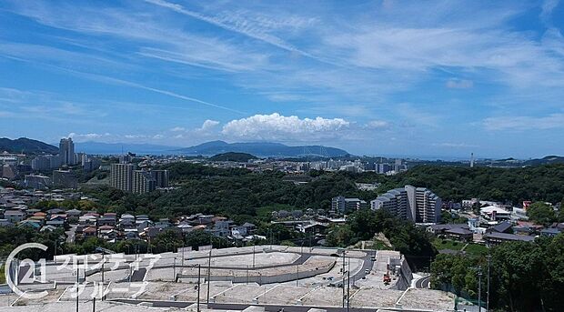 【その他現地】街全体を計画した大型分譲地。道路が広く安全で、公園も身近。入居時期が近い同世代が集まり、きれいな街並みと安心のコミュニティが続きます。