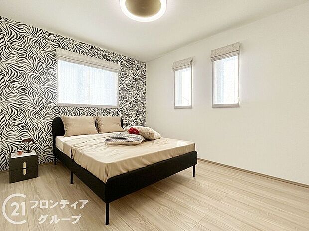 【寝室】【B12号棟】フローリング材には、木目や色調など木材特有の風合いがあり、ナチュラルな美しさで、日々の生活に温もりを与えてくれます。