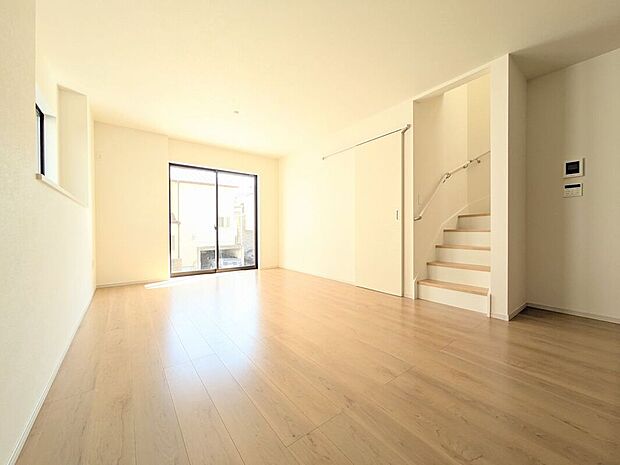 リビングは、落ち着いた色合いのフローリングが特徴です。家族の時間を大切にする理想的な空間です。