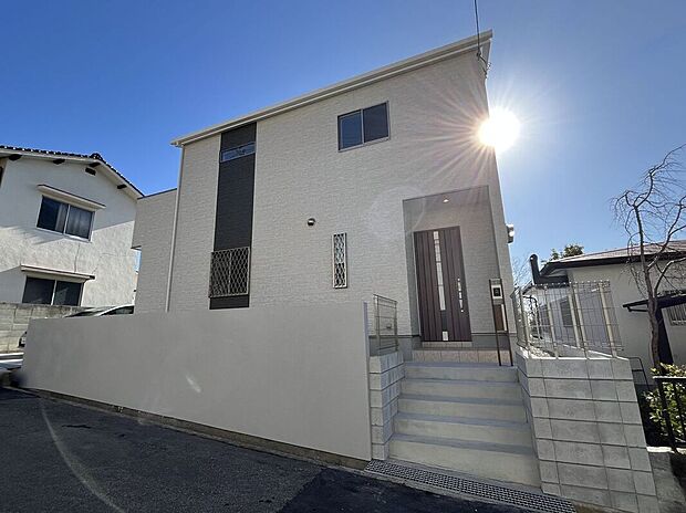 シンプルで洗練された外観が、住む人のセンスを引き立て、日々の生活に彩りを添える新築戸建てです