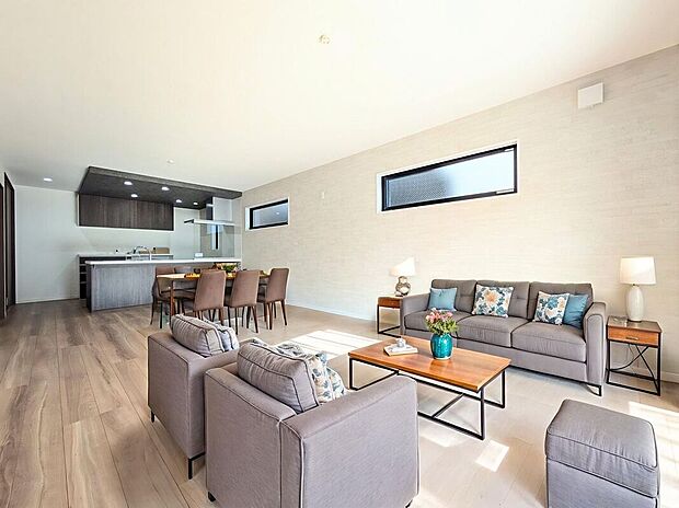 【家具入りイメージ画像】エアコンや照明、カーテンの開閉までスマホ1つで完結。仕事帰りに操作して帰宅後すぐに快適な空間を堪能することができます。