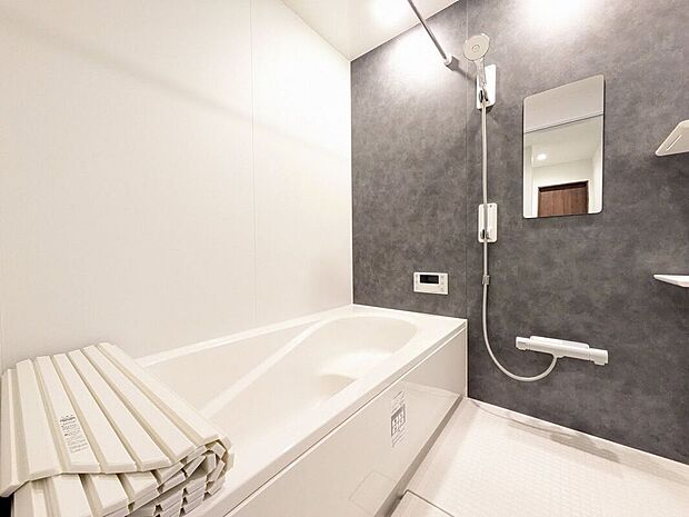 一日の疲れをいやしていただける浴室は、足を延ばしてゆったりとした時間をお過ごしいただけますね。またシンプルで掃除も簡単、窓なし浴室で快適な毎日をお過ごしいただけます