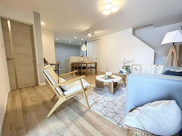 ＼同仕様写真／明るく開放的なリビングです。広々とした大きさですよ。一家団らんの空間として快適にお過ごしいただけます。