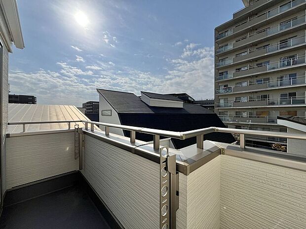 日当たりの良いバルコニーは、お洗濯が多いときも安心。たくさん干してもカラっと乾きそうです！