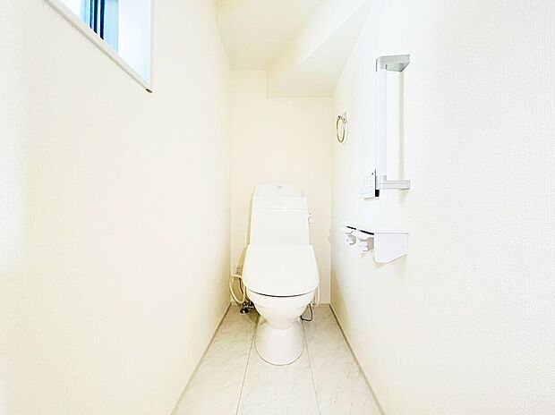 【トイレ】便器にふちがなく、汚れが隠れて見えない部分が極端に少なくなっており、お手入れも楽々!スピーディでパワフルな洗浄力を実現しています!