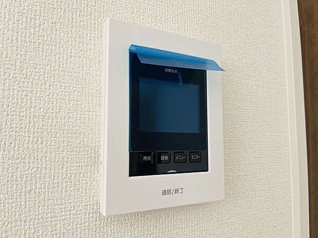 【防犯設備】ハンズフリー機能を備えたカラーモニターインターホンを採用!お料理中などで手が塞がっていても便利に応答可能です!夜間の映像確認機能もついていて、安心ですね!