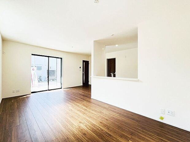 【リビング】リビングのフローリング材には、木目や色調など木材特有の風合いがあり、ナチュラルな美しさで、日々の生活に温もりを与えてくれます。