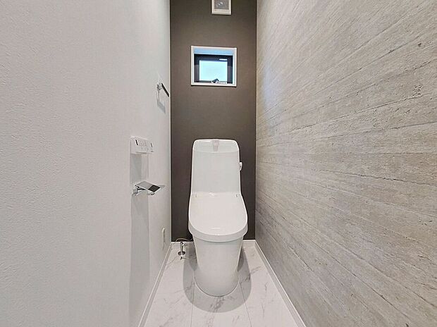 【トイレ】温水洗浄付きのトイレは、清潔で快適な使用感を提供し、毎日の生活をより便利で心地よくします。リラックスできる空間を作り出します