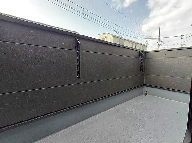 【バルコニー】開放感あふれるバルコニーで、心地よい風を感じながらリラックスできます。