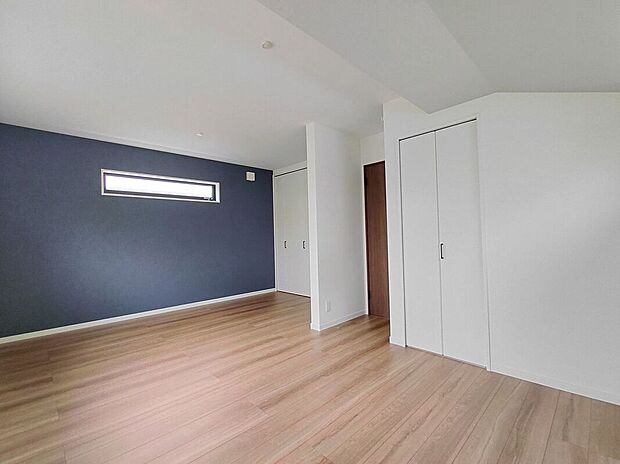 【洋室】収納スペースも充実しており、整理整頓がしやすい設計で、広々とした洋室は快適で居心地の良い空間を提供します!