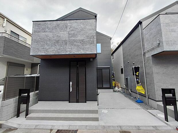 【駐車場】安全性を考慮した駐車場で、大切な車を安心して停められます