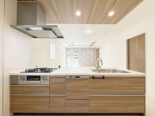 【キッチン】オールインワン浄水器栓を採用しており、場所を取らない浄水器!いつでもおいしいお水でお料理することができますね!また、食器洗い乾燥機付で奥様の家事を軽減できます