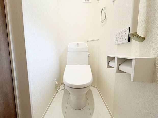 【トイレ】トイレは1階と2階の2カ所に設置!階段を上り下りせずに使用できるので、高齢の方にも安心です!