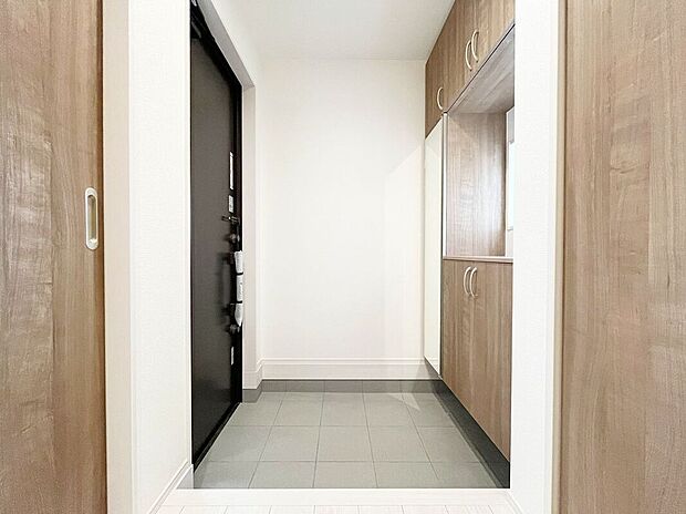 【玄関】素敵なデザインの玄関ドアは、断熱性に優れた省エネ仕様