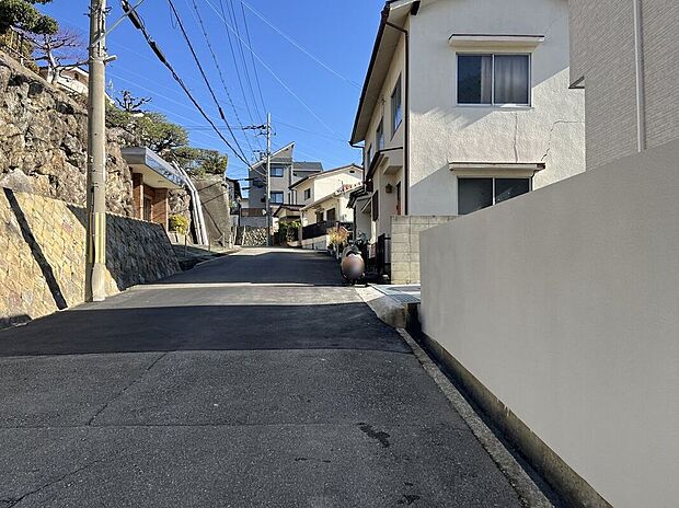 【前面道路含む外観】お家のご質問はお気軽にご相談下さい。