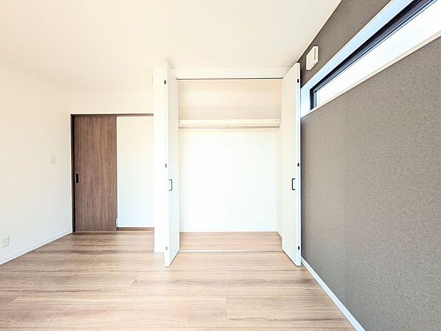 【収納】明るい床でお昼間であれば照明がいらないくらいですね。午後のひと時に、柔らかい光の中でほっと一息入れたくなりますね