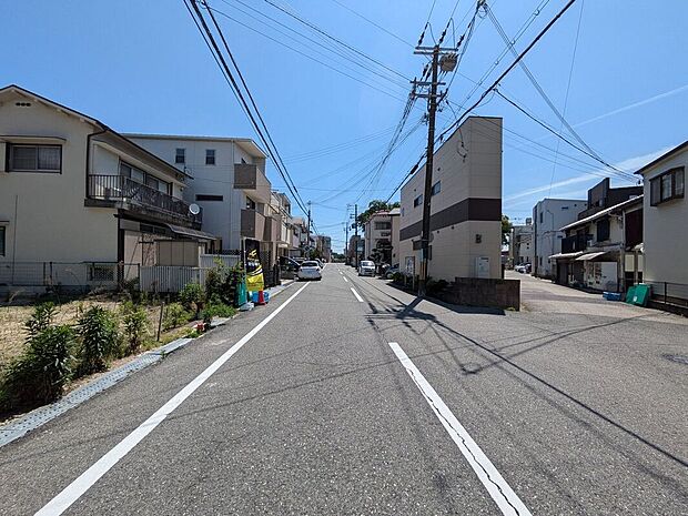 【前面道路含む外観】【現地写真】現地外観写真 ＼まるで注文住宅？新築カスタマイズ／専属のリフォームプランナーが在中！注文住宅のような理想のお家づくりを叶えます！軽微なものから大型のリフォームまで幅広く対応します♪
