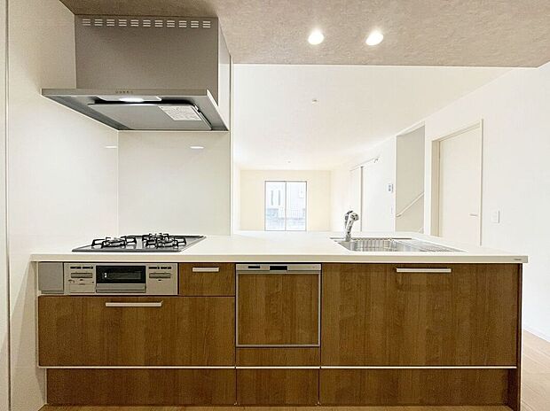 【キッチン】対面カウンターで、家族とコミュニケーションを取りながら料理ができるキッチンです。