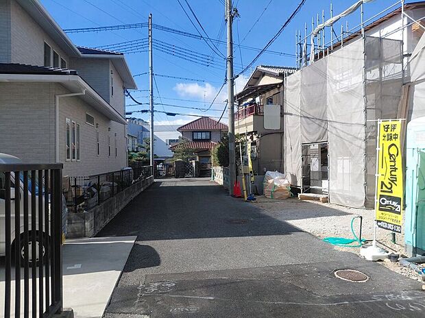 【前面道路含む外観】現地写真更新！センチュリーグループにて全国規模の表彰経験多数あり！当社が自信をもってお客様にピッタリの物件をご提案いたします【不動産のプロにお任せください！】