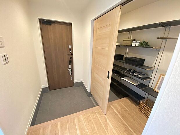 【同仕様画像　（その他内観）】＼同仕様写真／玄関は収納も多くすっきりとした印象を与えます。色味もお家全体のテイストが反映されておりおしゃれです。