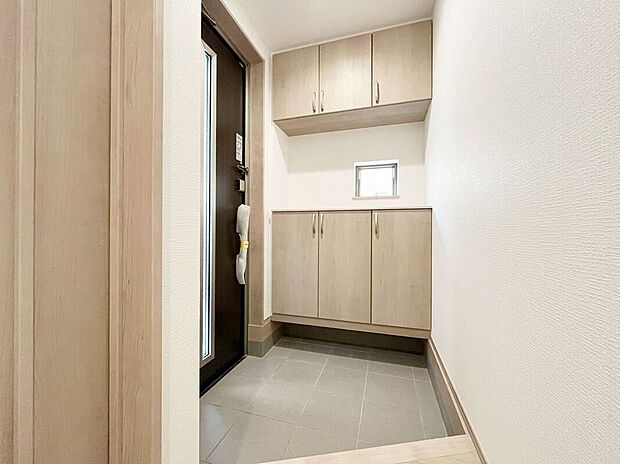 【玄関】玄関ではタイルを採用しており、お掃除楽々！特にお子さまがたくさんの砂を持って帰ってきても安心ですね！