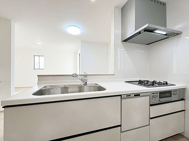 【キッチン】人工大理石カウンタートップ・ガラストップコンロを採用しており、お掃除ラクラク。浄水器付きハンドシャワー水栓など、奥様に嬉しい機能がたくさん！