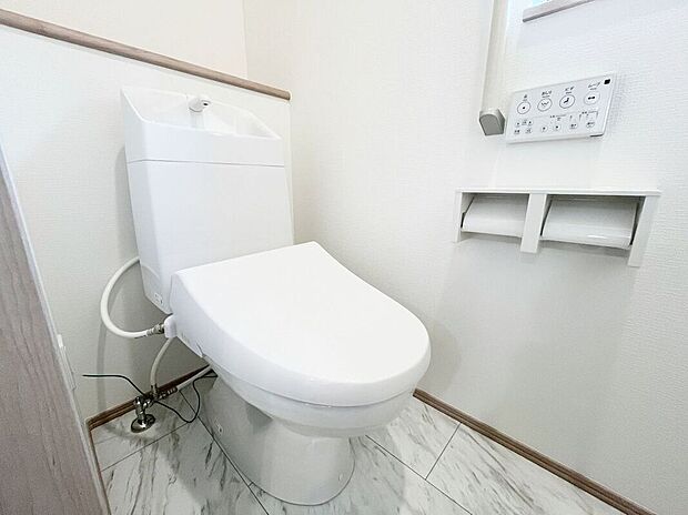 【トイレ】トイレは１階と２階の２カ所に設置！階段を上り下りせずに使用できるので、高齢の方にも安心です！