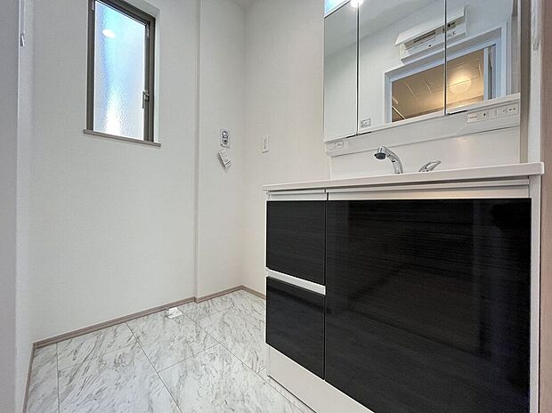 【洗面】ハンドシャワー付き洗面化粧台。曇り止めヒーター付きミラーの内側にはたっぷりの収納がついており、スタイリング剤や歯ブラシなどもたっぷり収納可能です！