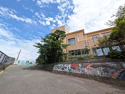 宝塚市立長尾台小学校 330m