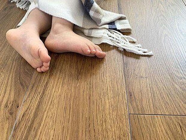 【冷暖房・空調設備】■床暖房寒い季節でも足元から温かさを感じられ、快適に過ごせます。エアコンよりも静かで、乾燥しにくく、健康にも優しいのが特徴です。また、部屋全体が均一に暖まるため、ムラなく暖かさが広がります。