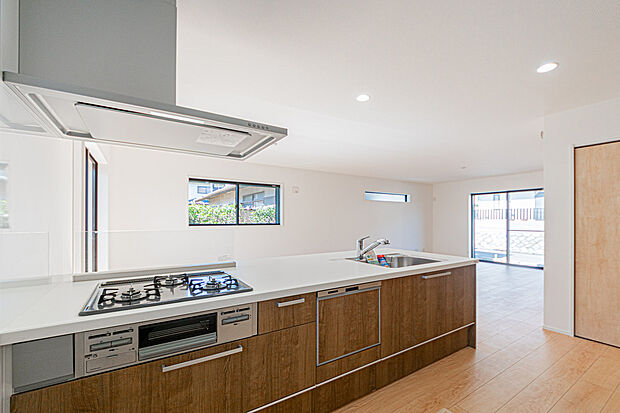 ☆☆　奥様の聖地　☆☆
導線を意識した収納豊富で使い勝手の良いカウンターキッチンが魅力。
3口コンロに食洗器、背後には「カップボード」。
いつでも整理整頓できる環境は奥様にとってストレスフリー。