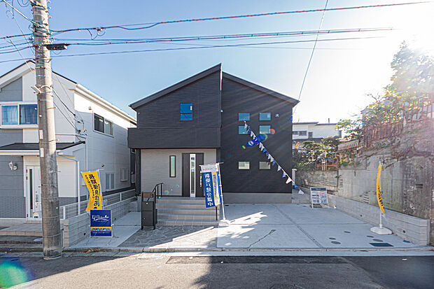 ☆☆　マイホームの喜びを感じる　☆☆

どの角度で眺めても、所有感が満たされる理想的で素敵な住まい。
スタイリッシュなデザインに心満たされる。
憧れのマイホームに相応しい美しく映える外観です。