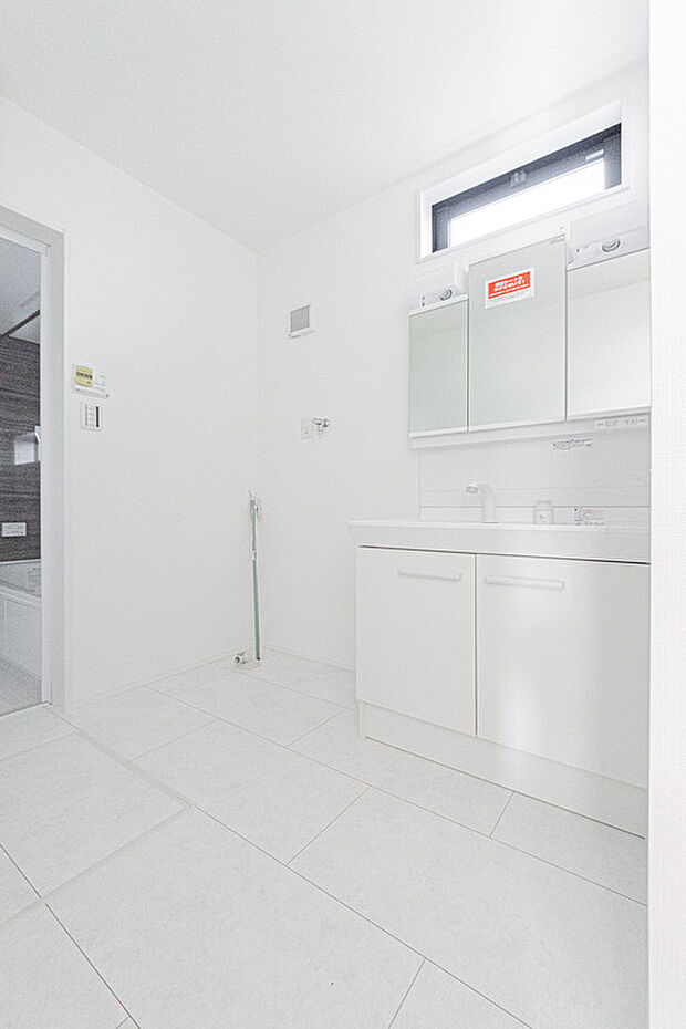 【☆☆洗面ルーム☆☆】1日の始まりや入浴前に必ず入る空間だからこそ、清潔感や広さが重要になる。三面鏡、収納豊富な洗面化粧設